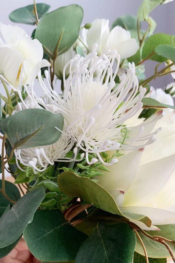 Mori White Hand Holding Bloem boeket Zu verkaufen – Bild 4