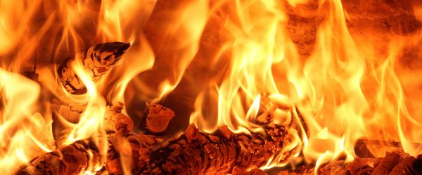 Gemütliches Holz im Feuer, Glasbild Panorama Online-Verkauf – Bild 5